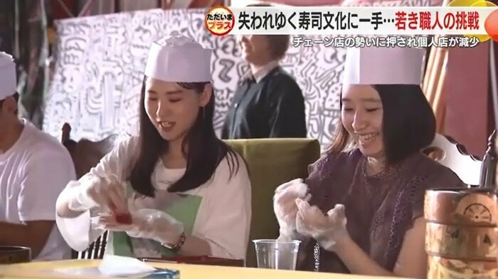 参加者は自分で握った寿司を食べる