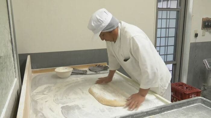 「おもち」の仕込みを完了させ、次の作業に移る土屋さん