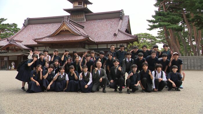 箱館奉行所前で記念撮影をする生徒と先生