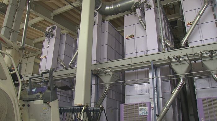 格納庫には巨大なコメの乾燥機も