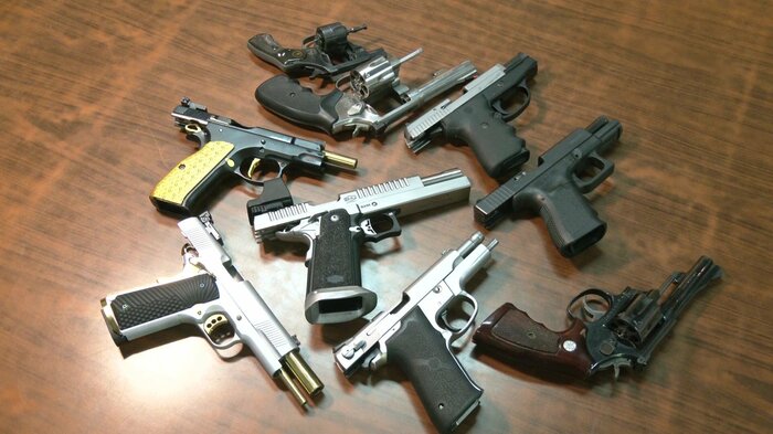 取材した射撃場の拳銃（銃弾を抜いた状態で許可を得て撮影）