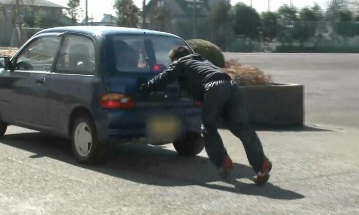 真吾さんが乗った車を押す井上