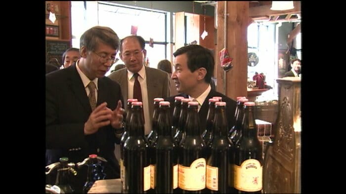 カナダで最初に地ビールが造られた醸造所で説明を受けられる皇太子さま