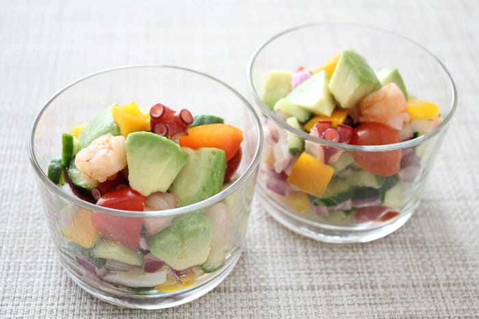 アボカドなどの野菜と新鮮な魚介類の組み合わせが美味しいセビーチェ