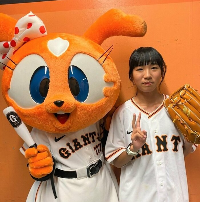 巨人のユニホームを着て始球式に臨んだ赤間