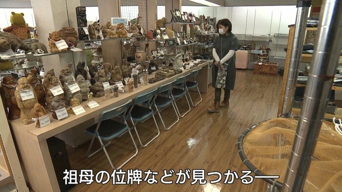 祖母の位牌や賞状、写真などを見つけた安倍敬子さん
