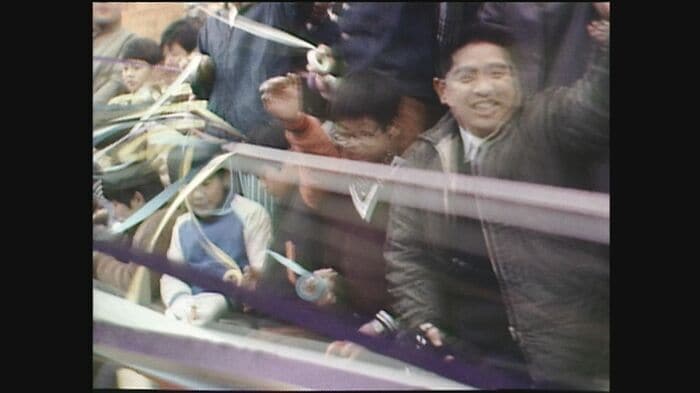 生まれ育った端島に別れを告げる住民たち