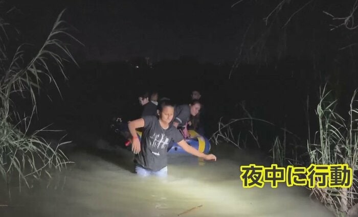 真夜中に川をわたり…