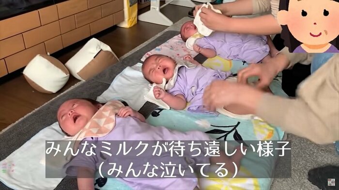 ミルクが待ち遠しくて泣いている三つ子