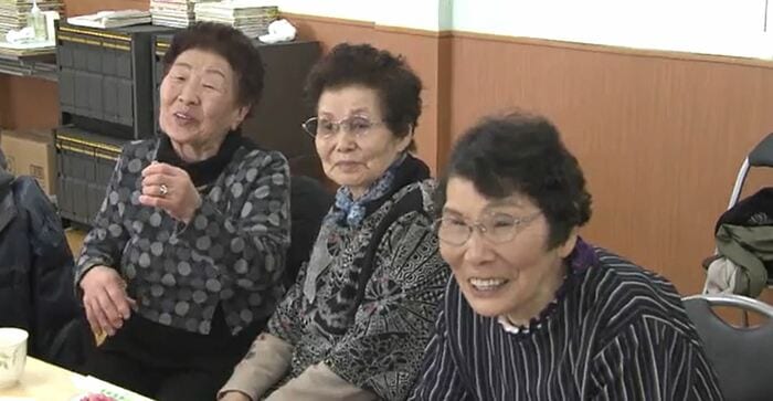 「お茶っ子会」を楽しむメンバー