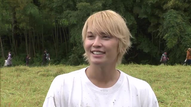 稲刈りにはあいにくの天気 泥だらけになりながら収穫
