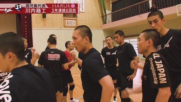円陣を組んで気合を入れる川内商工バレーボール部。5年連続6回目の春高出場を果たし、全国制覇を目指す。