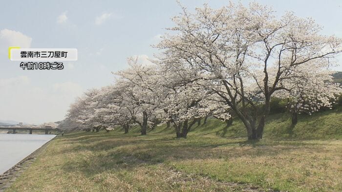 散策コースになっている三刀屋川河川敷(雲南市)