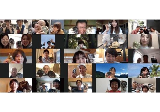 参加者全員で岩牡蠣を片手に記念写真を撮影