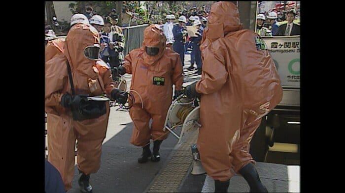 中央にいる胸に「西新宿2」と書かれているのが武田さん 1995年3月20日(場所は霞ケ関駅)