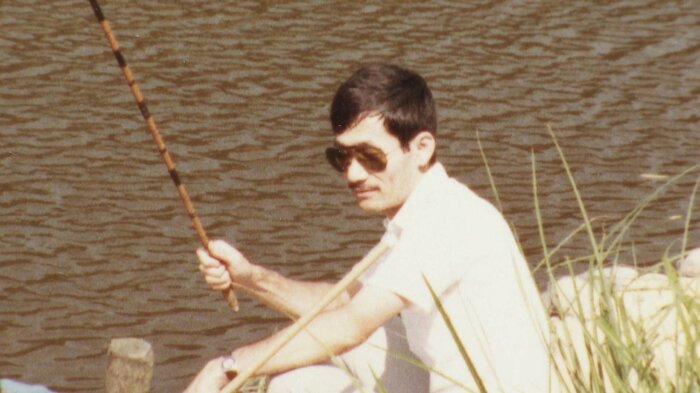 1980年代の鳥巣さん 釣りが趣味だった(本人提供)