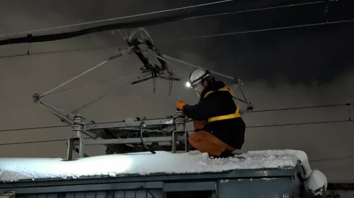 除雪作業を率いる笹原さんが出発前の点検