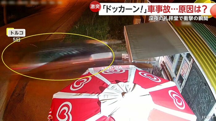 モスクに猛スピードで突っ込む車