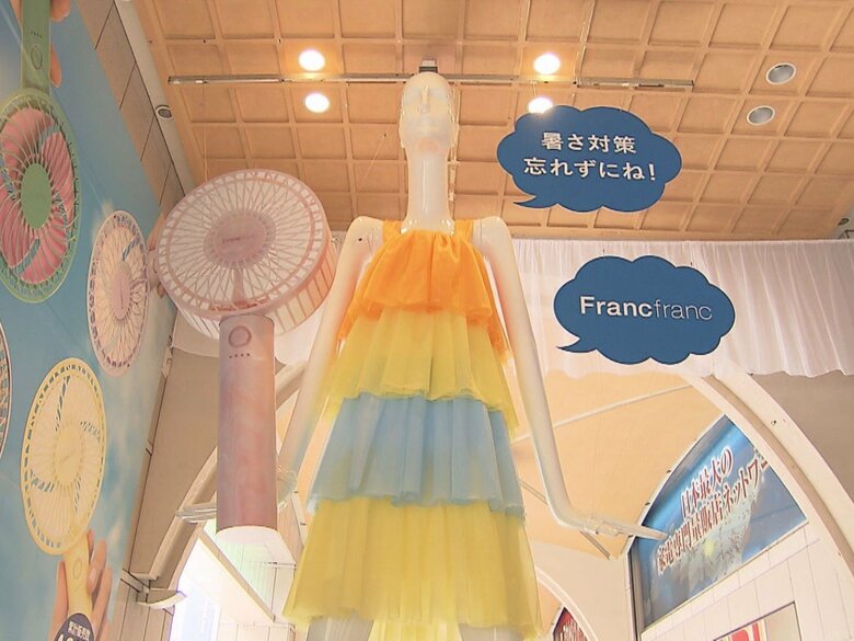「T.M.R.になれそう…」名駅前・ナナちゃんの手に“巨大ハンディファン” 大きさ2.4mで名古屋の猛暑と戦う｜FNNプライムオンライン