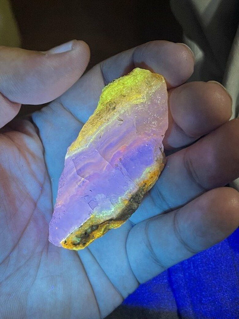 紫外線を当てると美しい！新たな鉱物「北海道石」が国際機関に登録…光る理由と発見の意義を聞いた｜FNNプライムオンライン