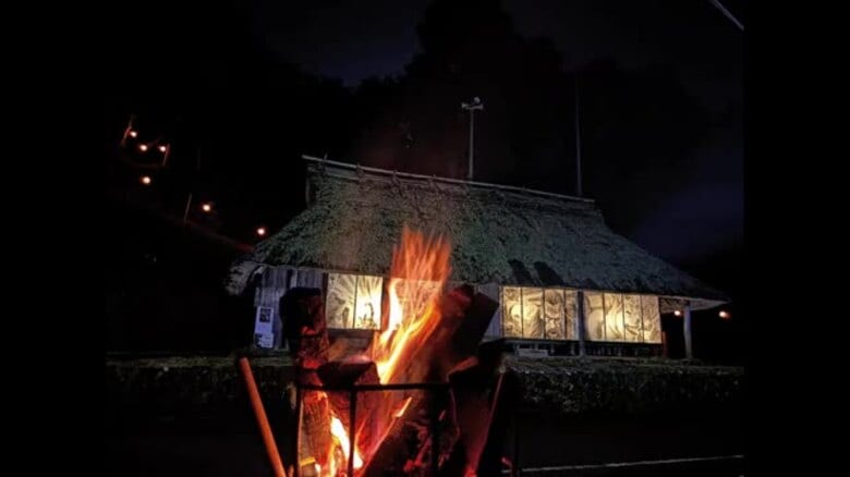縄文時代の遺跡とともＰＲ…久万高原の重要文化財「旧山中家住宅」障子絵飾りをライトアップ【愛媛】｜FNNプライムオンライン