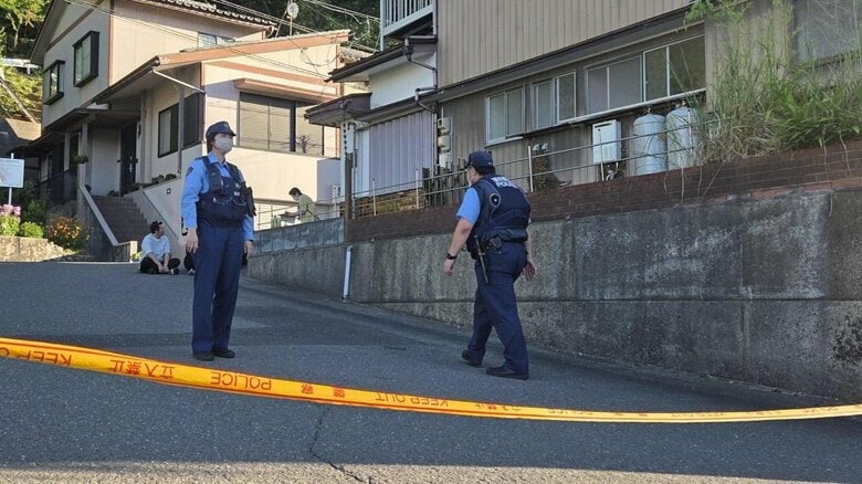 白昼の住宅に男が押し入り住人ら襲われる　助けに入った隣人は玄関の花瓶で頭殴られる　逃走中の男は身長約170センチの30代か　警察が行方追う｜FNNプライムオンライン