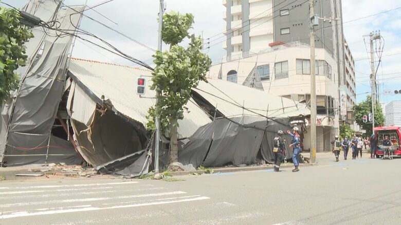 【続報】通行人が巻き込まれたおそれ　複数人が取り残されているか　解体工事中の建物が崩壊　作業員が鉄骨の下敷きに　少なくとも4人けがか　福岡・久留米市｜FNNプライムオンライン