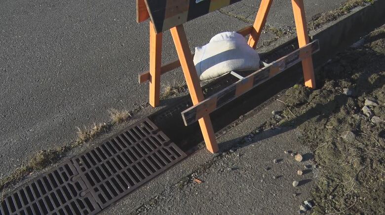 「側溝のふた」31枚が盗難被害　金属製のグレーチングが両端だけ持ち去られる　長野・伊那市の市道や林道で被害相次ぐ「盗んでお金にしたいんだろうけど…とんでもない話」　車が脱輪の恐れ、注意呼びかける｜FNNプライムオンライン