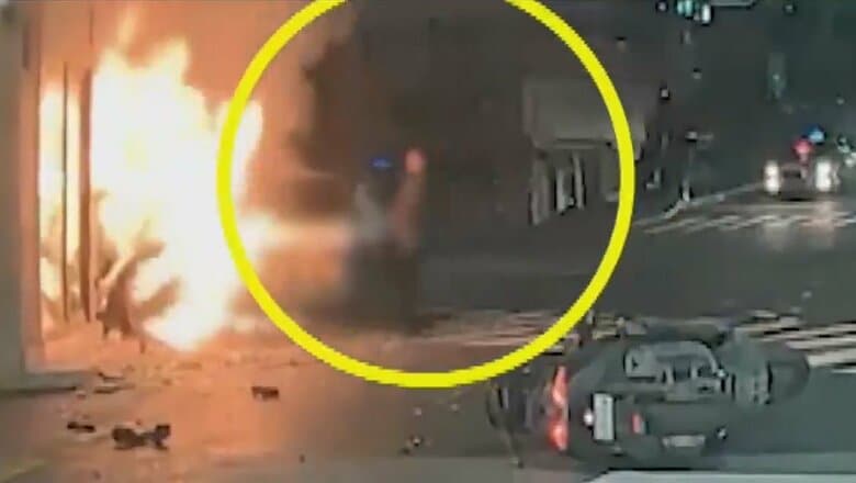 「車がいきなり急発進した」EVタクシーが建物に衝突し炎上　男性が駆け寄り運転手を救出する瞬間映像　韓国・釜山｜FNNプライムオンライン
