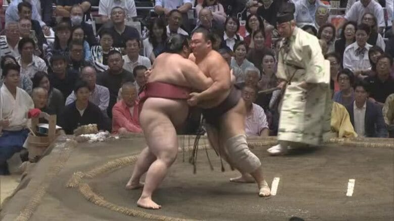 朝乃山、関脇・熱海富士を寄り切り10勝目！　大の里を星の差ひとつで追う【大相撲秋場所 13日日結果】｜FNNプライムオンライン