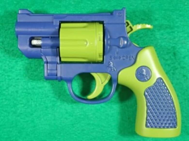 本物の拳銃と同様の発射機能…中国製の“おもちゃ拳銃”「リアルギミックミニリボルバー」全国で約1万5000丁が流通　長野県内では商業施設の景品から288丁出回る　警察が回収｜FNNプライムオンライン