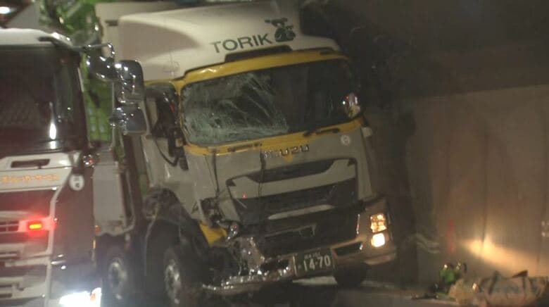 男性1人意識不明か　トンネル内でトラック3台からむ事故　運転手2人を搬送　現場の湖北トンネルは通行止め続く　長野・岡谷市｜FNNプライムオンライン