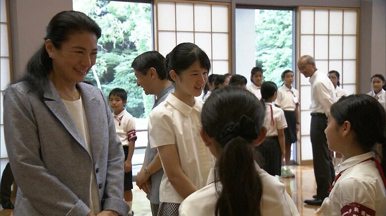 2016年8月、東宮御所で「沖縄豆記者」と交流される愛子さま