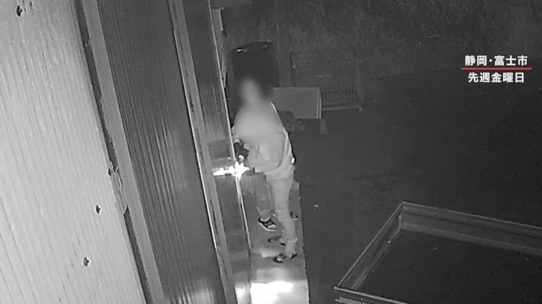 “のこぎり”のようなもので、入り口の南京錠を切断