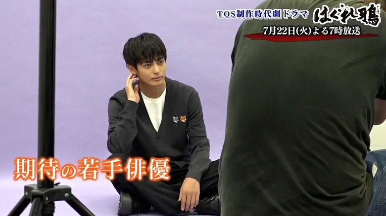 撮影に応じる神尾さん