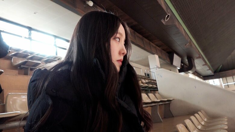 リンクで練習する坂本の様子を見つめる本田