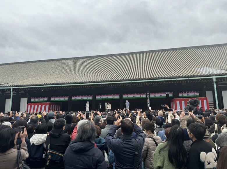 国宝・三十三間堂　大勢のファンが2人を見守る
