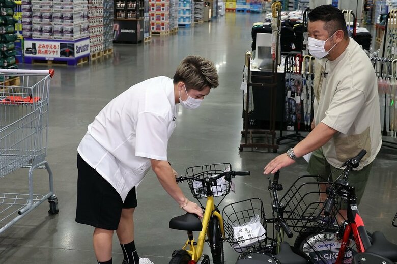 息子のために子ども用自転車を選ぶ井上