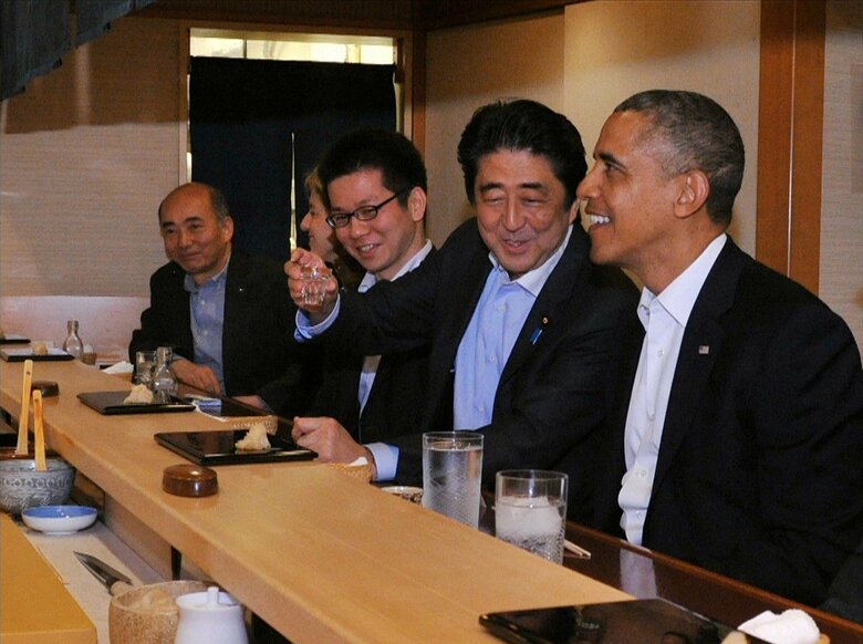 銀座すきやばし次郎での非公式夕食会（2014年4月　写真：内閣広報室提供）