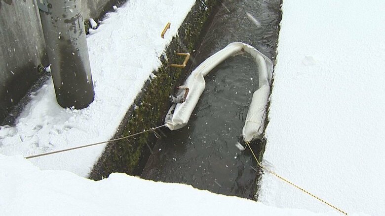 水路に設置したオイルフェンス