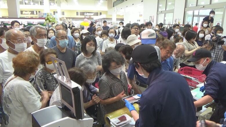 マグロの解体ショー後に切り身を販売