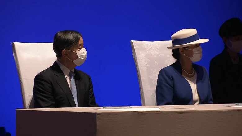 最優秀作文の朗読を聞かれる両陛下