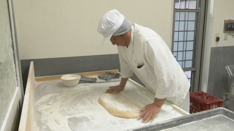 「おもち」の仕込みを完了させ、次の作業に移る土屋さん