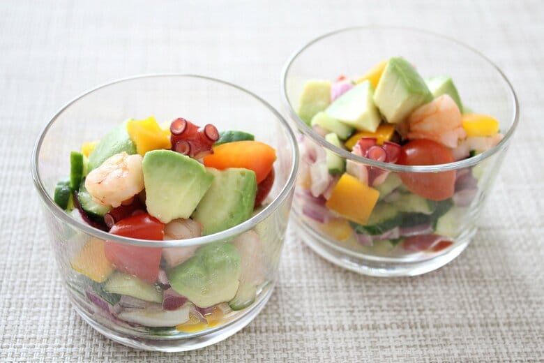 アボカドなどの野菜と新鮮な魚介類の組み合わせが美味しいセビーチェ