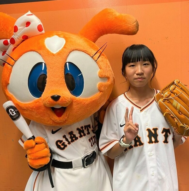 巨人のユニホームを着て始球式に臨んだ赤間