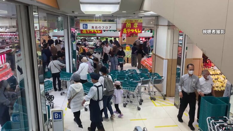 店内は多くの人でごった返した