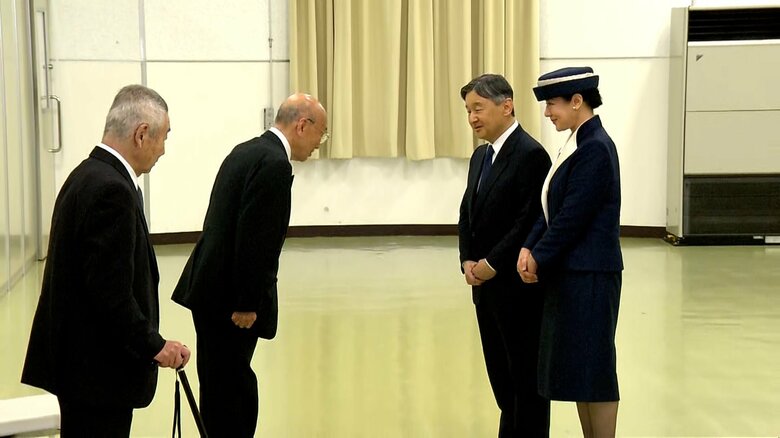 遺族らと懇談される天皇皇后両陛下