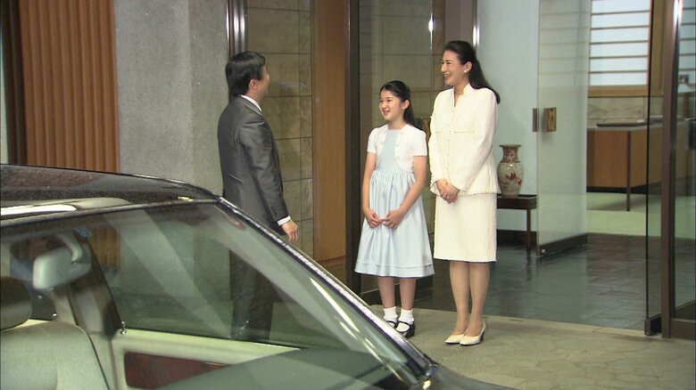 東宮御所の玄関で雅子さまと愛子さまがお出迎えに