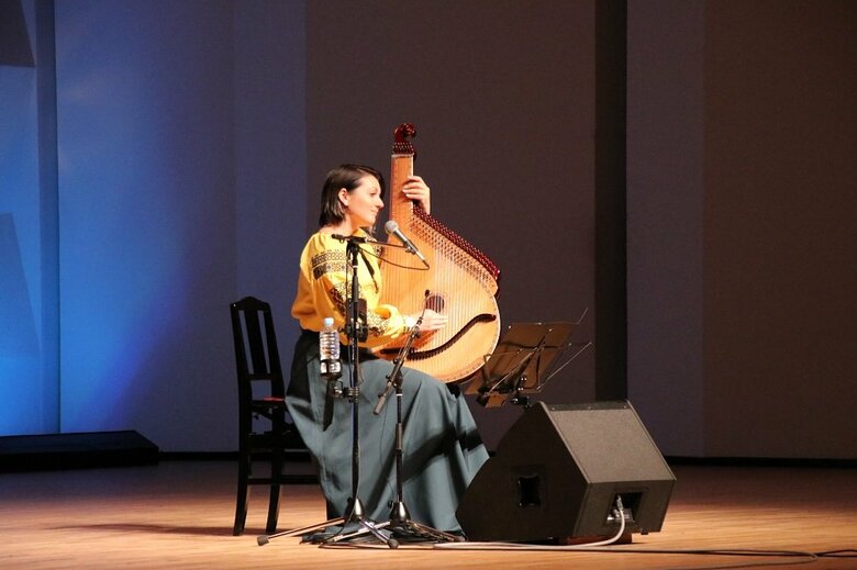 民族楽器「バンドゥーラ」を演奏するカテリーナさん
