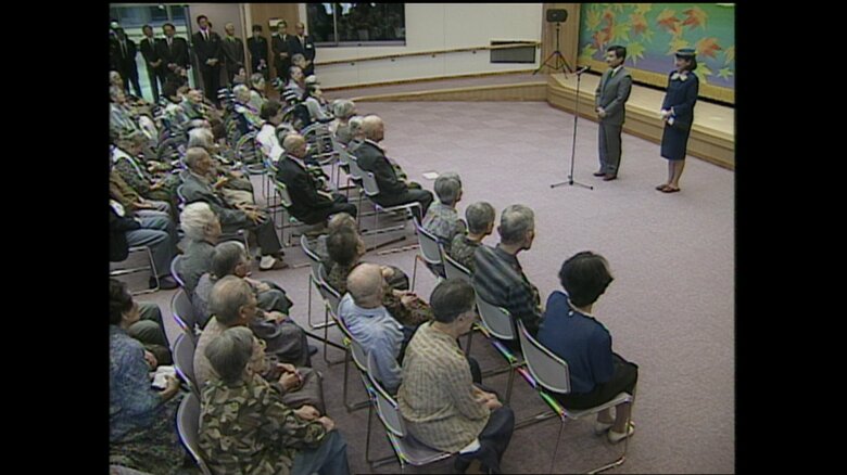 大ホールで入所者と交流する皇太子ご夫妻